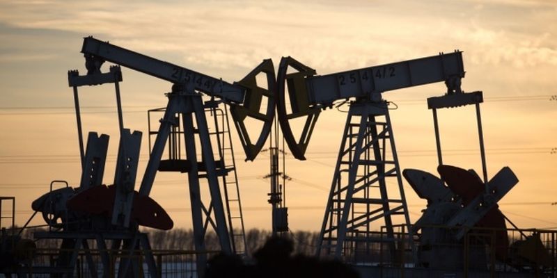 Нефть дешевеет на данных о росте запасов в США и усилении эпидемии в Азии