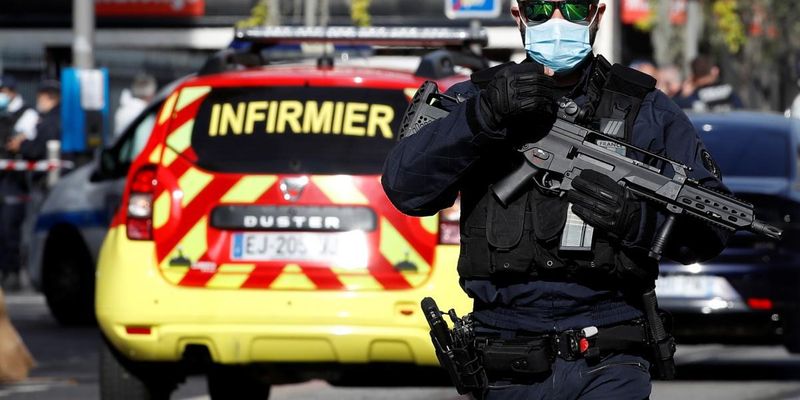 В Париже полицейский застрелил мужчину с ножом