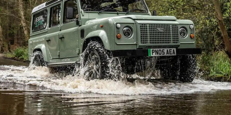 Британские инженеры электрифицировали Land Rover Defender