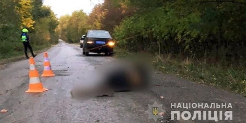 Лежал на дороге: в Хмельницкой области насмерть сбили 17-летнего