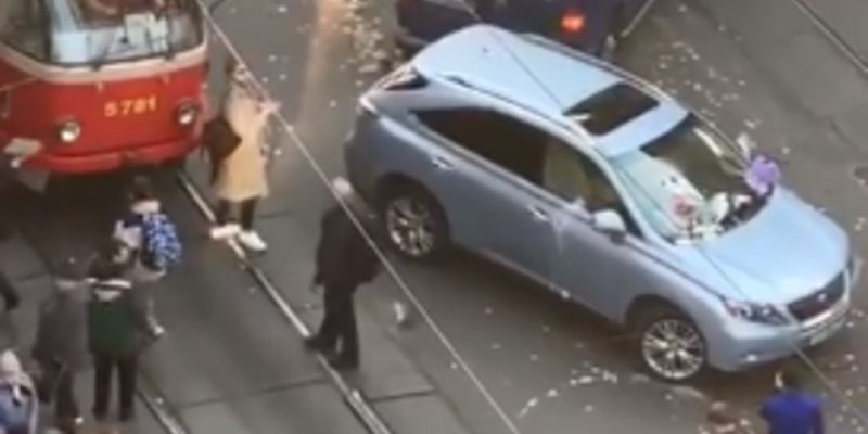 "А где полиция?" В Киеве мужчина в одиночку "эвакуировал" Lexus нарушителя. Видео