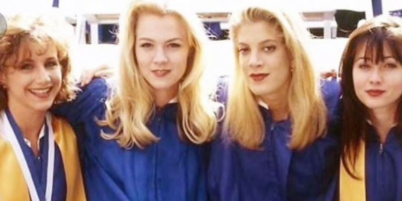 Актрисы из сериала «Беверли-Хиллз» встретился в тоже кафе спустя 19 лет