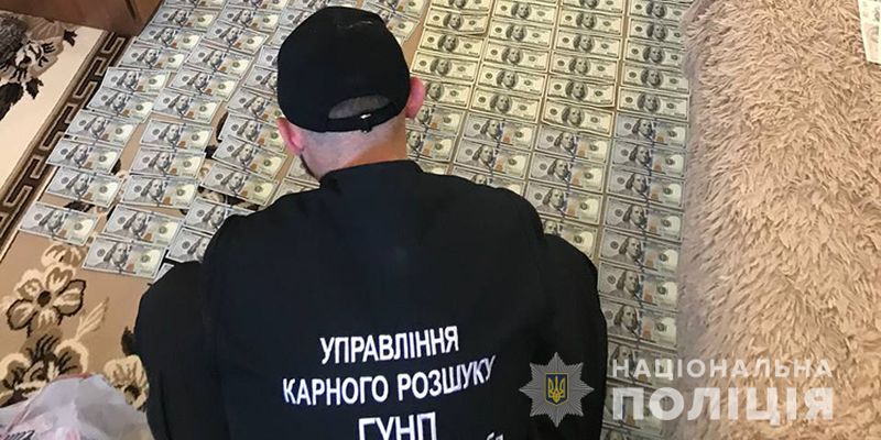 В Тернополе у псевдоволонтеров нашли внедорожники и десятки тысяч долларов: фото и видео
