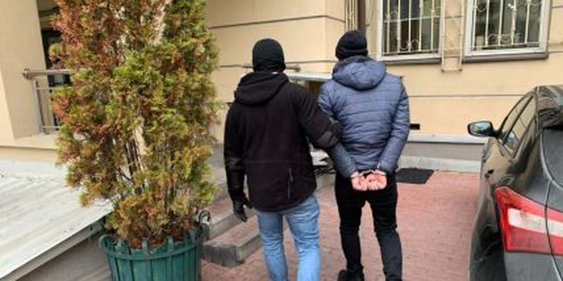 Вдома нікого нема: у Польщі українець вкрав гаманець і заховався від поліції під диваном