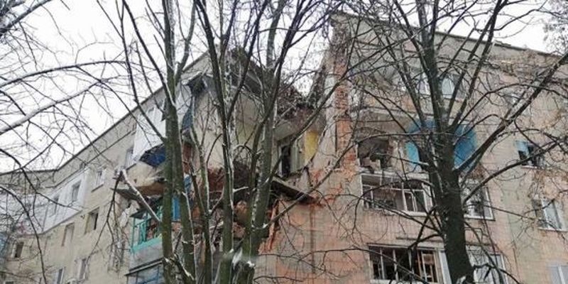 Знесені стіни та купи цегли: рятувальники показали наслідки вибуху у Фастові