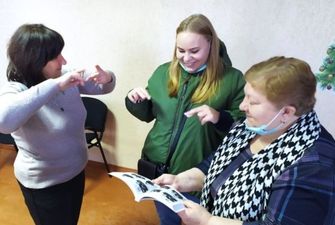 В Житомире родителей детей с нарушениями слуха обучали языку жестов