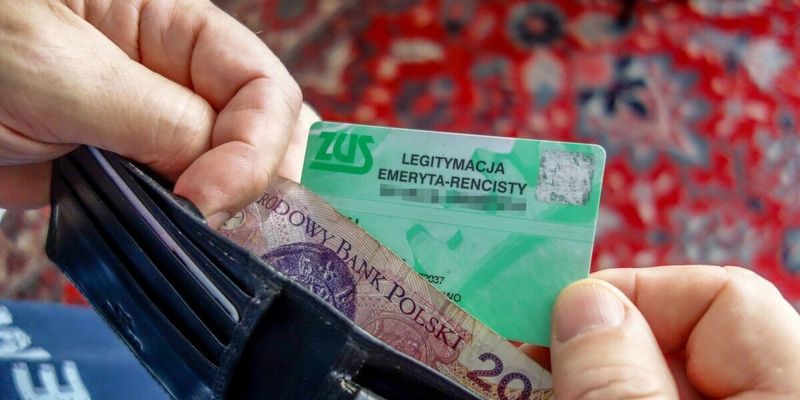 Двенадцать тысяч гривен: украинские пенсионеры за границей могут оформить польскую пенсию