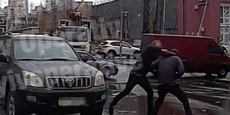 У Києві 24-річний водій позашляховика побив чоловіка після зауваження за порушення ПДР