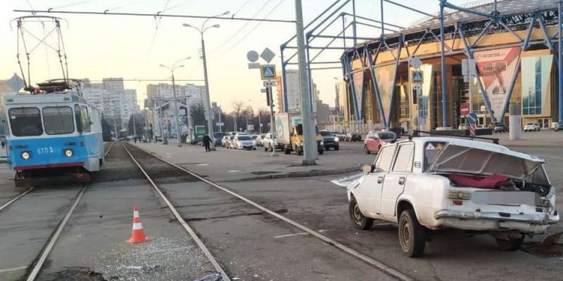 В Харькове «копейка» столкнулась с трамваем: у ВАЗ сильные повреждения