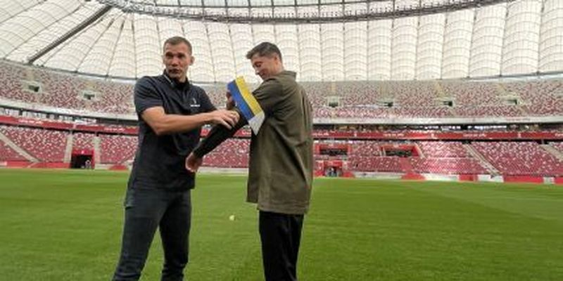 Поблагодарил за поддержку: Шевченко подарил сине-желтую капитанскую повязку одному из лучших футболистов мира