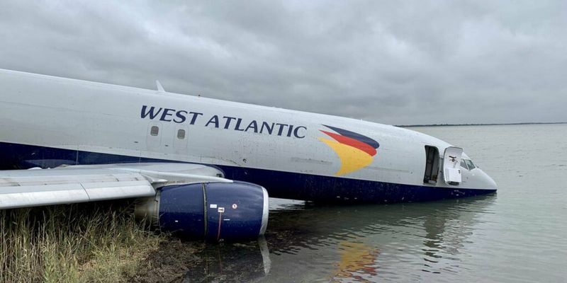 Во Франции самолет едва не упал в озеро во время посадки в условиях шторма