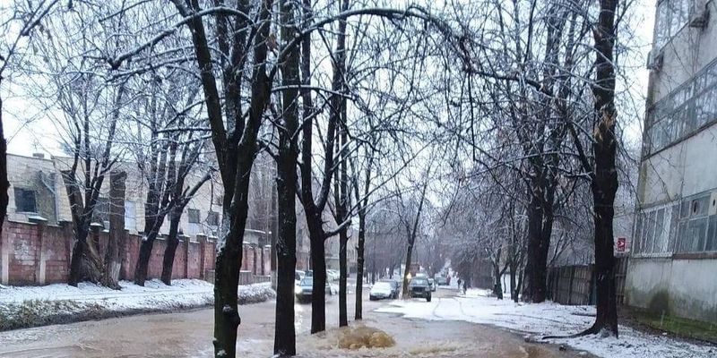 В Киеве посреди зимы забил "грязный гейзер": фото и видео