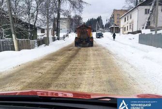 Гірські села Буковини засипало снігом: дорожники розчистили шляхи