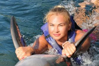 Камалія з підрослими доньками показала, як плавала з дельфінами