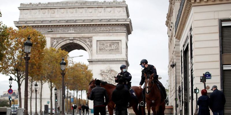 Франція на місяць запроваджує жорсткий карантин по всій країні