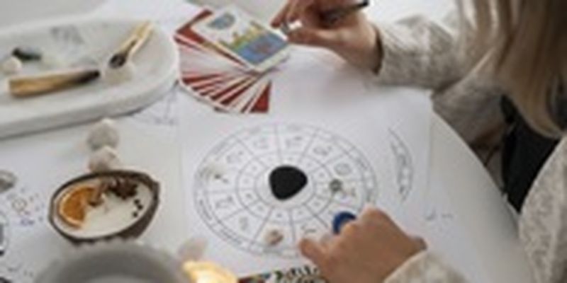 Треть украинцев верят в астрологию и экстрасенсорику - опрос
