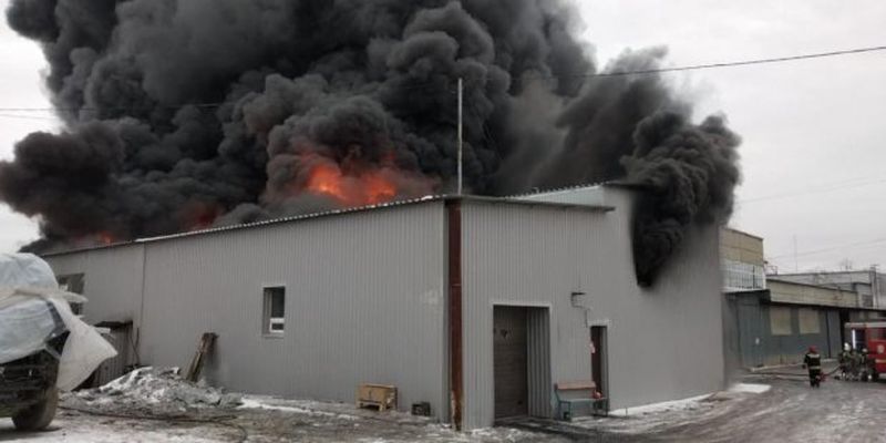 Масштабна пожежа охопила завод фарб у Єкатеринбурзі, є загроза вибуху: фото, відео