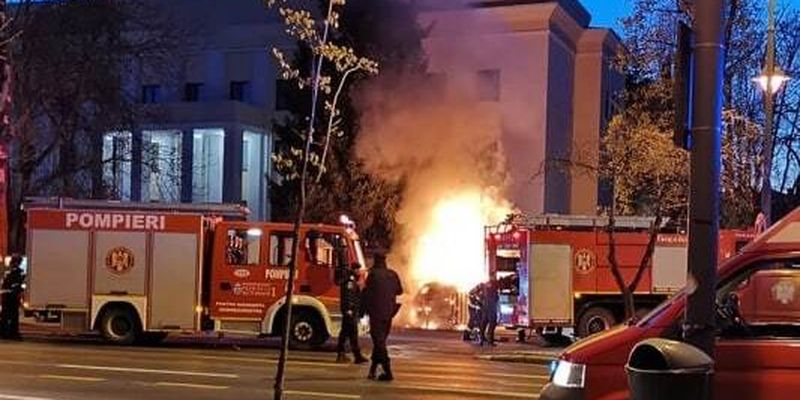Авто влетело в забор посольства РФ в Бухаресте: фото и видео пожара