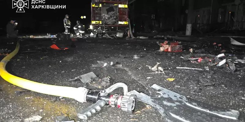 МВД показало щемящее видео, как харьковский пожарный плачет над телом отца-спасателя