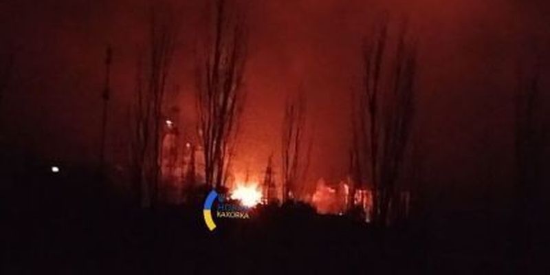 В Новой Каховке раздались взрывы и вспыхнул пожар