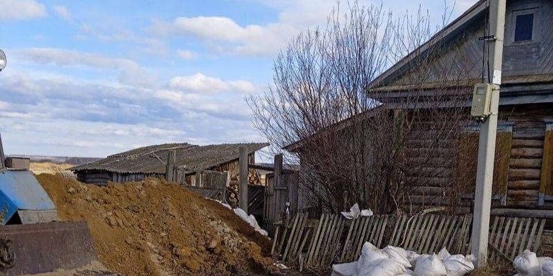 Не защитила дом сотрудника МЧС: жителей Тюменской области РФ заставили разбирать дамбу