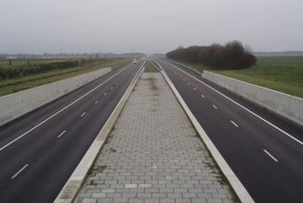 В Европе вдоль дорог будут строить многокилометровые барьеры из солнечных панелей