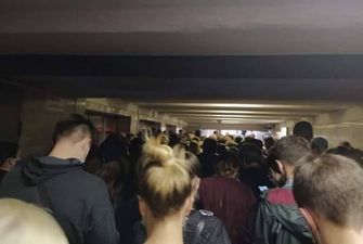 "О карантине все забыли": СМИ показали, как выглядит вход в метро Киева в час пик