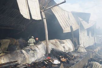 Пожежу на складі у Чернівцях гасили 6 одиниць техніки та 30 рятувальників