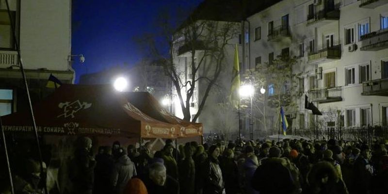 «Висадка на Банковій»: перед Офісом президента вже понад тисяча осіб - на площі встановили намети
