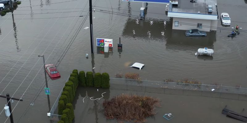 В США после проливных дождей начались наводнения: объявлено чрезвычайное положение