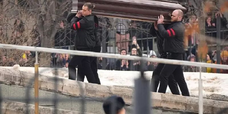 В Москве прощаются с Навальным: людей обыскивают правоохранители, а на крышах – снайперы