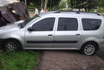 У Києві автомобіль збив чоловіка з дитиною