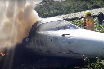 Пассажирский самолет ВВС Мексики потерпел крушение
