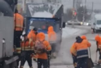 "Асфальтировали" снег: в Киеве дорожников заметили за любопытным занятием