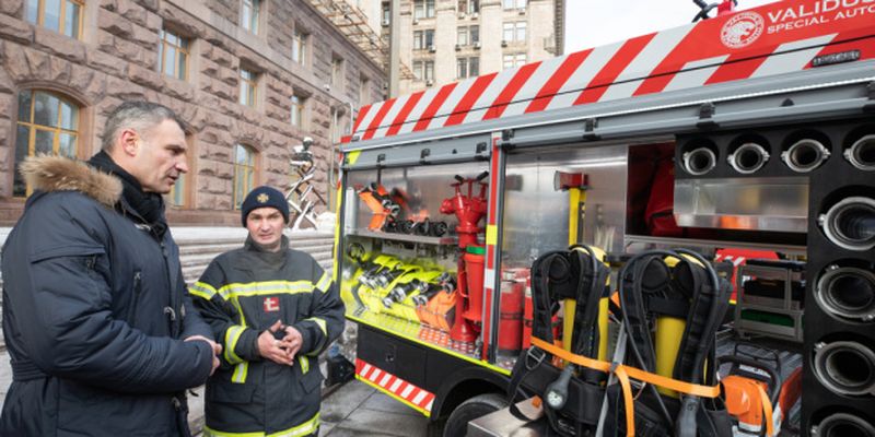 Кличко передал столичным пожарным новую аварийно-спасательную технику