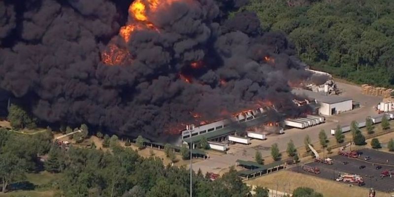 В США горит химическое предприятие, местных жителей срочно эвакуируют