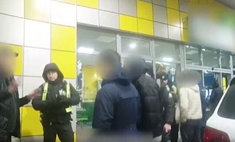 На Киевщине 65-летний депутат напал на полицейских, видео: "плевался и угрожал"