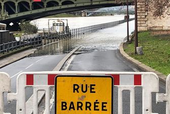 Париж готовится к наводнению, Сена вышла из берегов