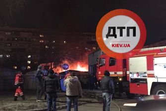 В Киеве на Оболони начался пожар в гаражном кооперативе