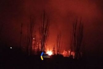 В Новой Каховке раздались взрывы и вспыхнул пожар