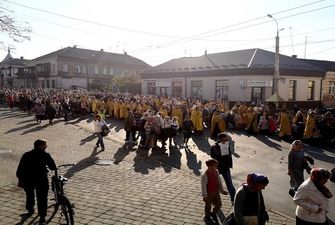 В Луцке в день Собора местночтимых святых тысячи верующих УПЦ прошли крестным ходом по улицам города