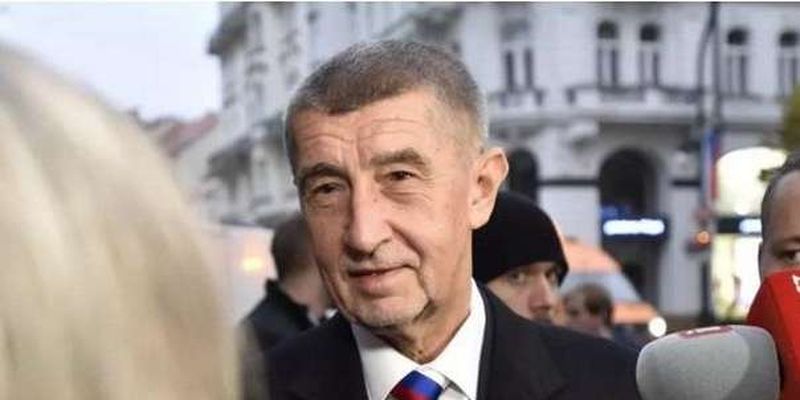 Прем'єр Чехії прийшов на річницю революції у краватці з російським триколором