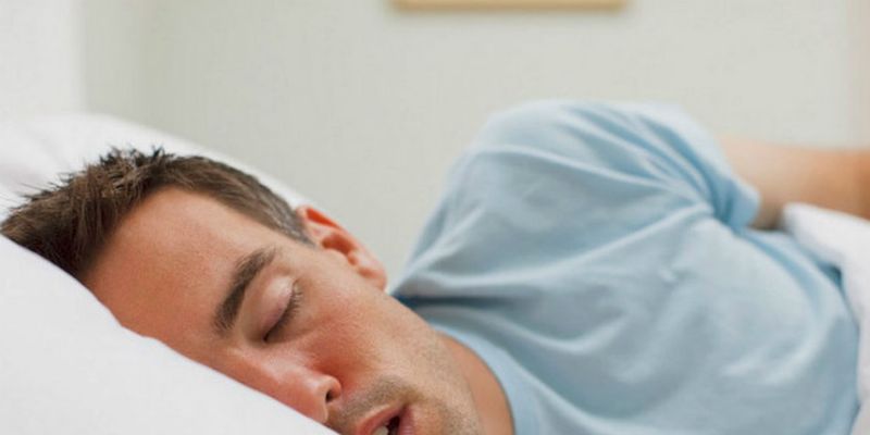 Ученые рассказали, как приучить себя спать в правильной позе