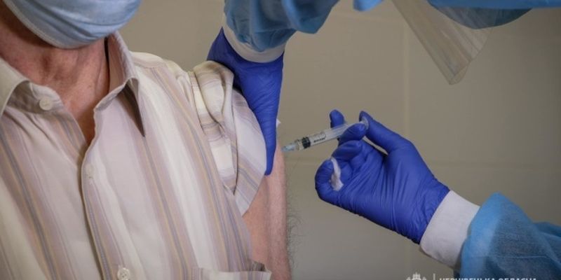 В Черновцах сделали первую прививку человеку старше 80 лет