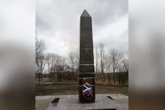 «Діди воювали». У Росії пам'ятник героям, який розсипається, «полагодили» скотчем