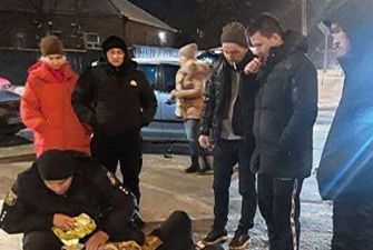 В Харькове сбили курьера, мужчина беспомощно лежал на снегу: кадры с места