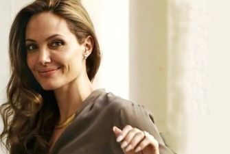 Джоли в изящном белом сарафане изумила моложавым видом на прогулке: "Возвышенная красавица"