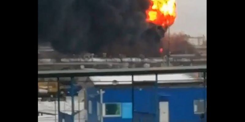 Момент взрыва при пожаре на складе в Екатеринбурге