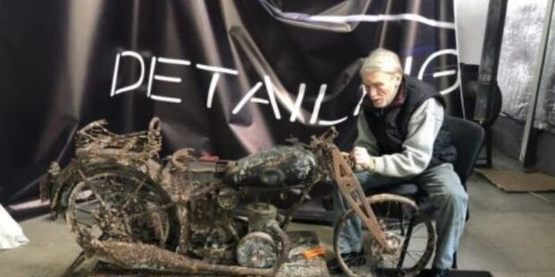 В земле больше 80 лет: под Львовом откопали уникальный мотоцикл, коллекционеры пускают слюнки