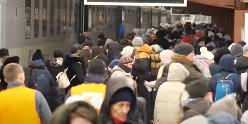 "Давно пора": украинцы отреагировали на запрет по выезду чиновников за границу